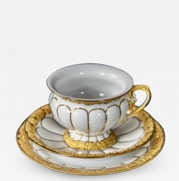 Piring dan piala cantik berornamen